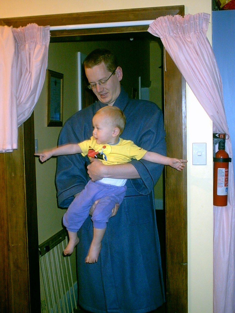 2004_Christmas/Perth Luke about to go to tree 2.jpg